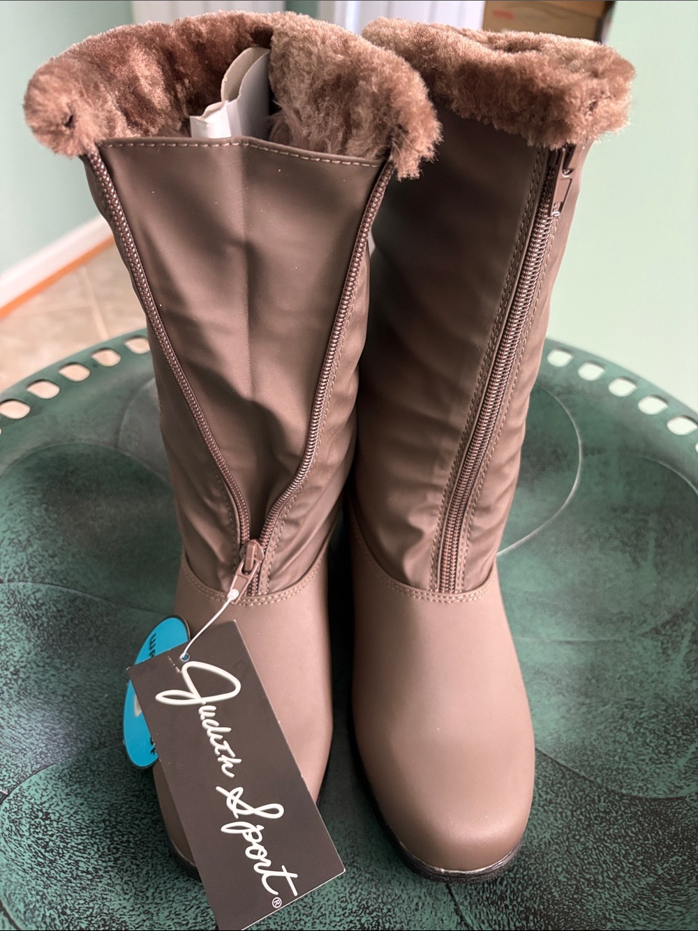 NWT Women's Brown Faux-Fur Lined Winter Boots-7
